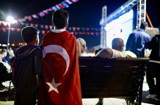 Gemlik, 12 Dev Adam’ın Final Heyecanını Meydanda Yaşadı